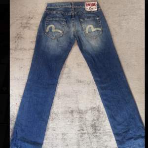 skitsnygga evisu jeans, säljer då de inte kommer till användning längre Midjemått: 36,5cm Inneben: 84cm