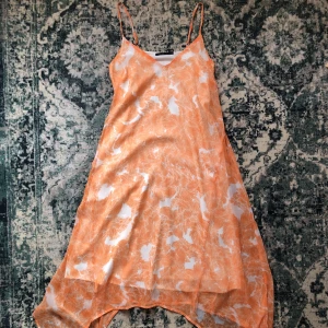 Orange klänning - Fin klänning i bra skick, har en liten svart fläck (sista bilden)