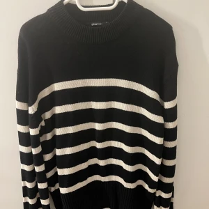 Randig tröja - Säljer min fina randiga stickade tröja från gina, storlek S!
