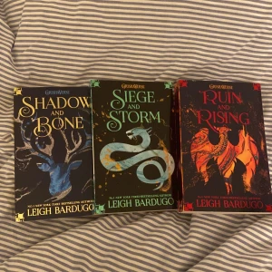 Engelska böcker - Bokserien shadow and bone som nu även finns som en serie på netflix! Är olästa och i fint skick. 