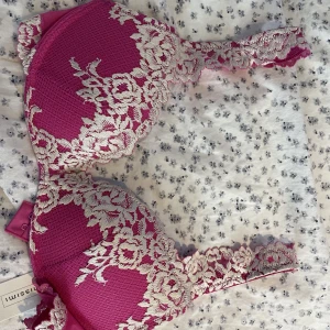 GIOIA PRETTY FLOWERS - Push up-bh - Helt oanvänd! Säljer då retur processen var allt för krånglig💘