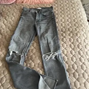 Gråa jeans ifrån zara, köptes för 359kr, är i flare form med slits i sidan. 