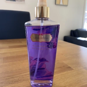 Victoria’s secret  - En näst intill oanvänd perfym. Väldigt god doft. Nypris 300