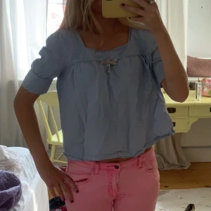 Blus - Superfin ljusblå blus. Jättebra skick o typ aldrig använd!!🔥🔥🔥