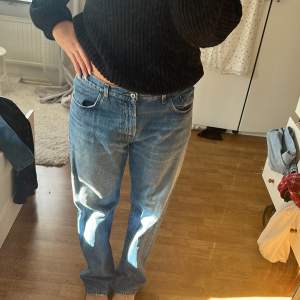 Jeans köpa på second hand, säljer då de är lite för stora på mig. Passar i längden på mig som är 180cm lång. Skulle säga att midje måttet är utifrån en L/XL då jag är en M/L