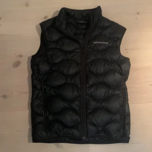 Peak performance väst  - Jag säljer nu även min peak performance väst. I väldigt bra skick och inga som helst skador på västen. Är storlek S men sitter även som M 