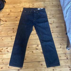 Mörkblå G star jeans i väldigt bra skick. Nypris 1650kr ungefär.