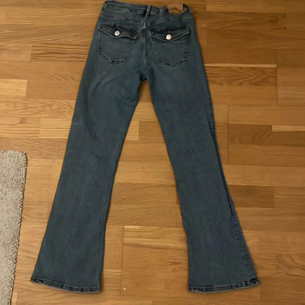 säljer min jeans från gina young! säljer dom då dom inte kommer till användning, dom är i bra skick förutom en liten skada på märket där bak men det syns knappt! passar mig ganska bra och jag är ungefär 150 cm💘köpare står för frakt! . Jeans & Byxor.