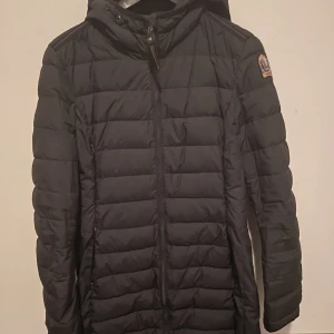 Parajumperjacka  - Hej , säljer nu min parajumper då den inte kommer till andvänding då ja även bytt stil , den är i jätte god skick tagit hand om den inga håll och inget slitage , hör av er vid intresse eller frågor och bilder 💗