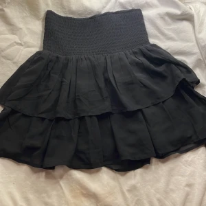 Svart Kjol Stockholm stil - Svart kol i storlek 146-152