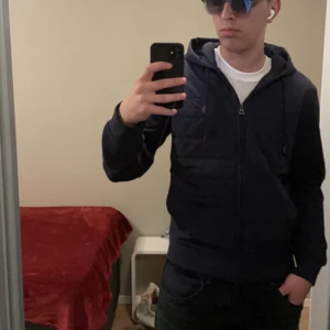  Ralph Lauren Cardigan  - Svin snygg Ralph lauren ”cardigan” som jag tyvärr inte haft någon användning nu sedan jag köpte den innan sommaren, jackan är i top skick och har inga skador så som trasiga dragkedjor osv.   Hör av dig om du undrar något 😄👌🏻  Läs min bio innan ni köper !