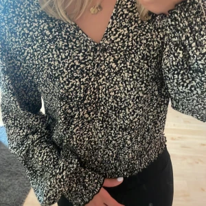 Mönstrad blus - Söt blus i prickigt mönsterkorsad över bröst o mage, med sömmar vid armar och midja☺️