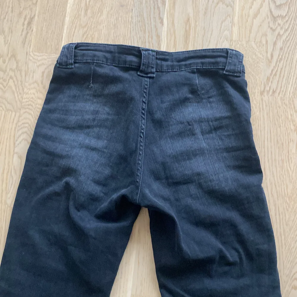 Säljer mina super fina jeans jag köpte här på Plick💖Jeansen kommer från HM och är väldigt populära. Dom har bara provats. Kom privat för diskutera pris💖. Jeans & Byxor.