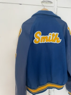 Cool college jacka - Säljer min college jacka som tyvär inte kommer till användning längre🤩☺️