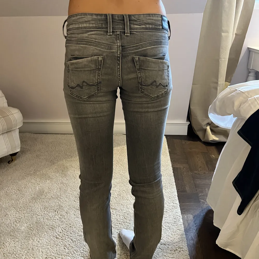 Säljer ett par super snygga och trendiga jeans från pepe jeans och dom är använda fåtal gånger och inga defekter❣️. Jeans & Byxor.