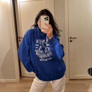 Hoodie - Blå hoodie från Humana. Använd sparsamt, inga defekter!!! Säljer för att den inte kommer till användning 🩵🪽