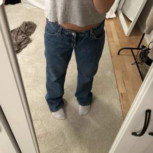 Super snygga Arrow low straight jeans ifrån weekday i fint skick, säljer då dom är för stora för mig 🤗