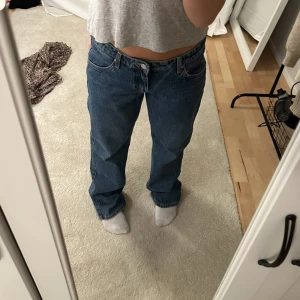 Jeans - Super snygga Arrow low straight jeans ifrån weekday i fint skick, säljer då dom är för stora för mig 🤗