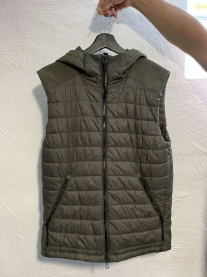 C.P Company Väst - Säljer nu min C.P. Company väst då jag inte använder den längre. Den är i storlek L och i färgen mörkgrön. Den är knappt använd så skicket är som ny. Kan mötas i stockholm eller frakta den.
