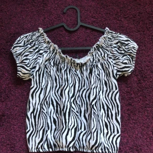 Zebra topp - Zebramönstrad topp från gekås ❤️offshoulder, cropad och superskön med stretch från barnavdelningen 🩵oanvänd