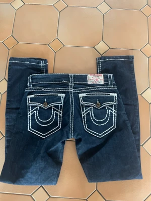 True religion jeans lågmidjade - Lågmidjade jeans från true religion! Jättebra skick, säljer pga dom tyvärr var för små för mig☹️☹️☹️  Innerbenslängd-79cm Midjemått rakt över- 39cm (ej runt) 