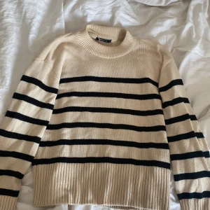 stickad tröja - Säljer denna skit snygga stickade tröja från Gina. Köpte den förra sommaren men har inte använt så myclet för jag tycker inte att jag passar i den. Den är i storlek xs men passar som en s eller liten m. Köpt för 299kr Skriv privat för fler frågor🫶🏼