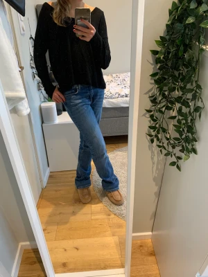 Svart, stickad tröja - Bra skick, hyfsat använd. Tunt stickat matreial, bekvämt. Säljer pga jag aldrig använder. Säljer för 79kr❤️