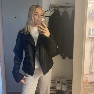 Skinn jacka  - Skinn jacka från Only, knappt använd i nyskick. Lite vintage till utseende, lagom lång passar även s-m