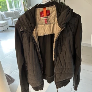 purajumper höst/vår - ny skick, använd endast några gånger. köpt för 4000 säljs för 1500 men pris går att diskutera