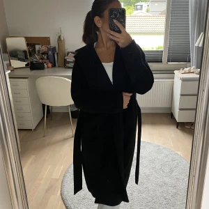 Ullkappa - Säljer denna stilrena kappa från Selected Femme i äkta Ullblandning🤍Köptes tidigt iår men kom aldrig till användning!