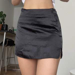 Enkel och lätt satin kjol som passar perfekt även nu till hösten med tights och bootz. 😍💃🏼