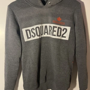 Dsquared2 hoodie unisex - Längd 65cm bredd 40cm ärm 58cm