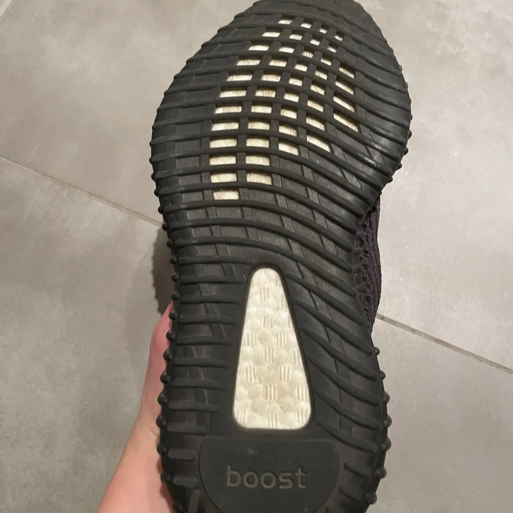 Yeezys storlek 36 2/3 Bra skick Kvitto och box finns Kontakta för mer bilder eller frågor!. Skor.