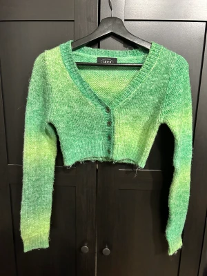 Cropped cardigan - Kortare kofta i ursnygg färg, varm och go inför hösten