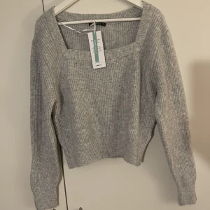 Stickad tröja  - Oanvänd stickad tröja från Gina tricot. 