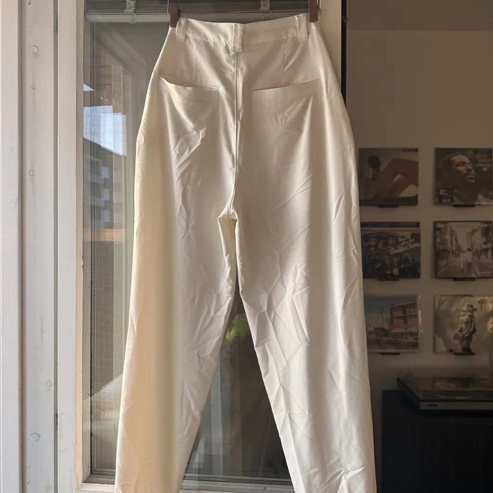 Vita kostymbyxor från Bikbok  Fungerande fickor på sidorna samt bak   Använd ca tre gånger . Jeans & Byxor.