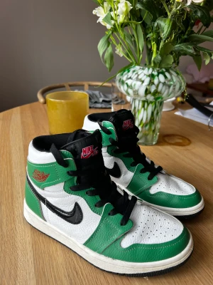 Nike jordans 38 - Säljer ett par jordans, knappt använda. Kom med prisförslag! 