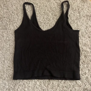 Linne - Säljer detta fina linne. Jag har ärvt de så osäker på vart den kommer ifrån, Oysho är de ända som står i. Färgen är mörkgrå. 