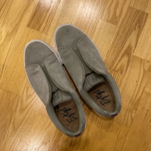 Eytys - Köpte skorna i april (för 2000 kr) har inte använt dom mer är 1 månad. Andledning till säljning- försöker  spara ihop till ett par lanvin skor. 7/8 av 10 i skick  