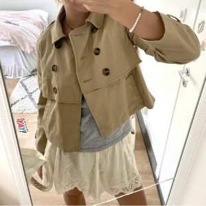 Trekvarts kappa - Säljer nu den super fina korta kappa med trekvartsärmar pga den inte kommer till användning❤️den är i nyskick❤️kontakta vid frågor eller annat