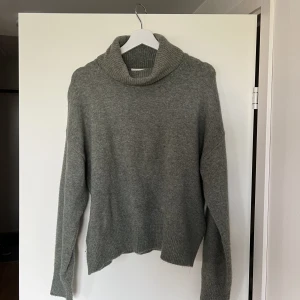 Grön tjocktröja med polokrage  - Supersnygg skickad tjocktröja med polokrage från H&M! Använd ett fåtal gånger, den är mer grön (än grå) i verkligheten