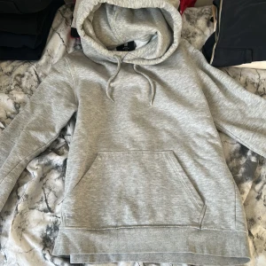 Grå hoodie - Enkel grå hoodie, jättebra skick. Köpt på H&M. Storlek Xs.