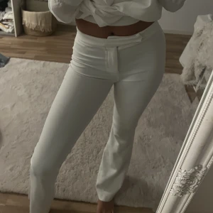 Vita kostymbyxor  - Vita kostymbyxor i storlek xxs, passar öven xs Pris kan diskuteras! 🤍🤍