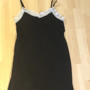 Nattlinne med spetskant - Detta är endast provat och materialet är superskönt!  Kontakta mig vid frågor eller intresse :))