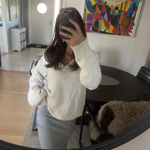 Vit stickad tröja - Jättefin vit stickad tröja med v-ringning☺️