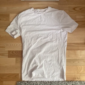 En till vit tshirt - Vit tshirt från HM, slim fit (ganska lång i längden) 🤔95% bomull, 100% storlek S