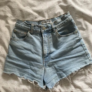 Blåa shorts - Blåa shorts från pull&bear i strl 32💞💞💞