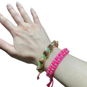 Armband - Oanvända armband i nyskick! Säljer för 12kr/styck eller 20kr för båda.