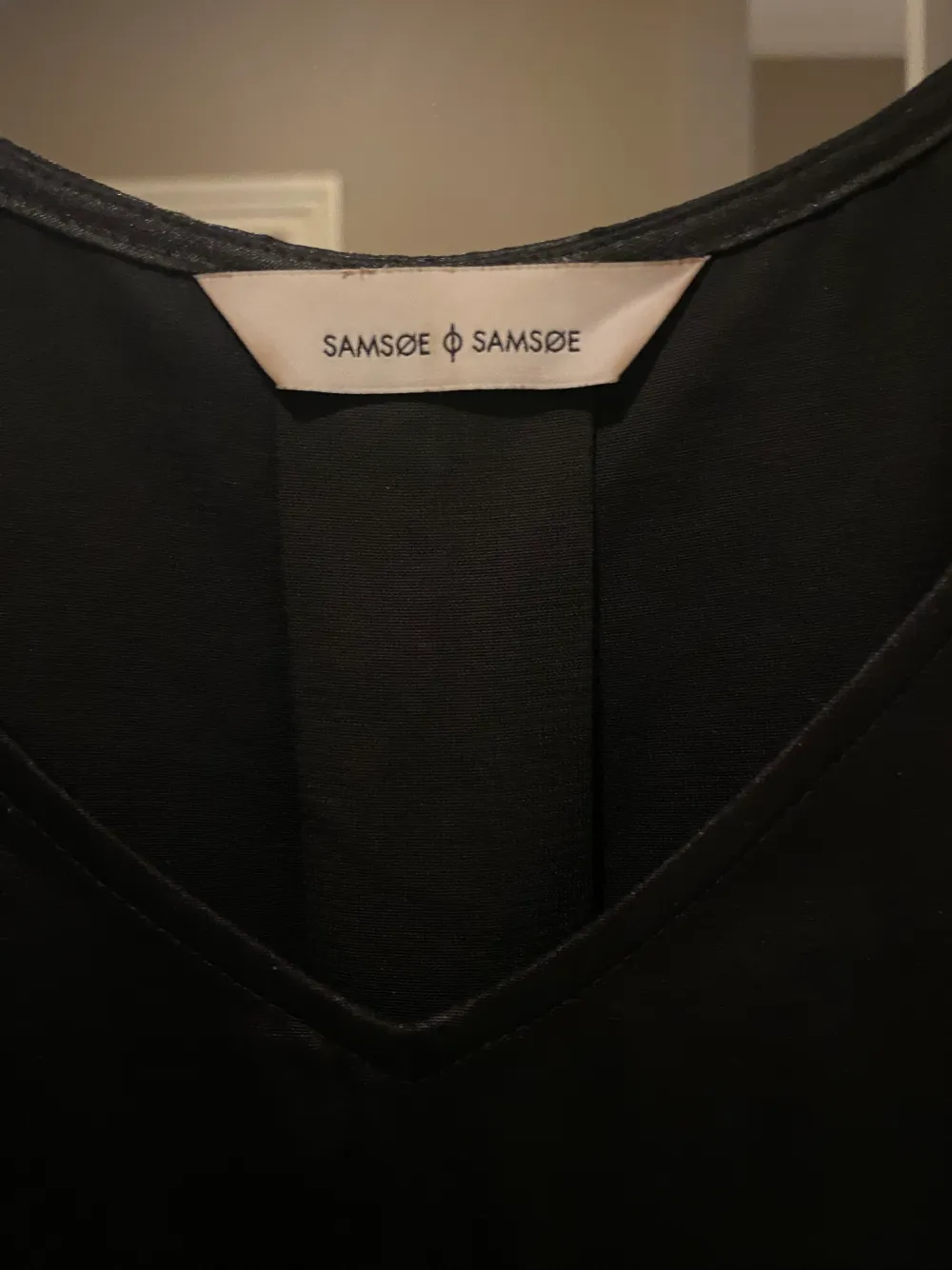 Svart blankt linne från Samsøe Samsøe som är i väldigt fint skick, minns inte storlek och det står tyvärr inte men jag är en S som köpt det i oversize så tippar att de är en L . Toppar.