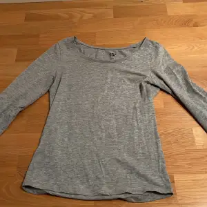 Hej! Hej säljer denna grå tröjan från lager 157 då den inte passade mig,har typ använt den en gång och är i nyskick